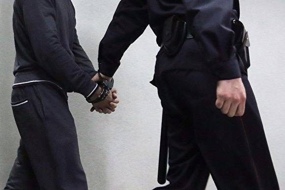 В ХМАО полиция рассказала, зачем патрульный полез в карман к задержанному