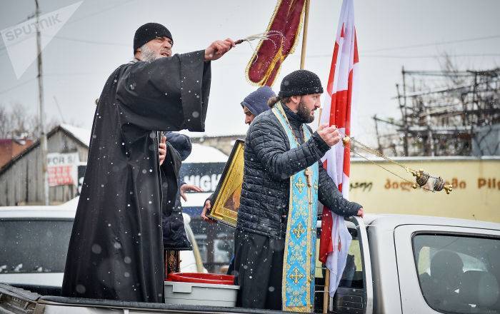 В День семьи по улицам Тбилиси продет автоколонна священников
