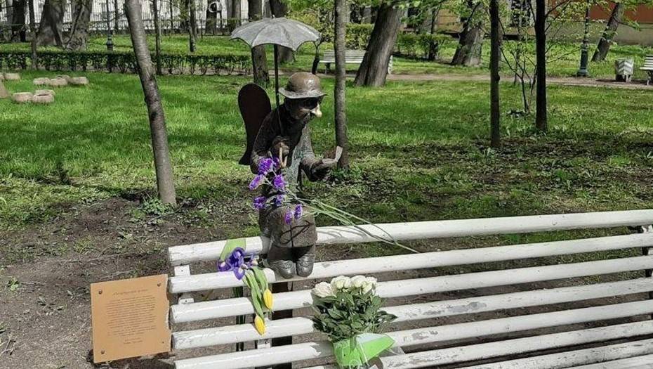 У "Петербургского ангела" появился стихийный мемориал в память о Романе Шустрове