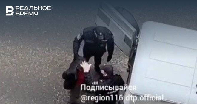 В Казани на пьяного мужчину, которого полицейский грубо затолкал в патрульную машину, завели уголовное дело