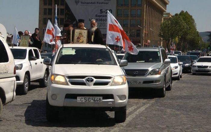 В День святости семьи священники объехали Тбилиси на машинах - видео