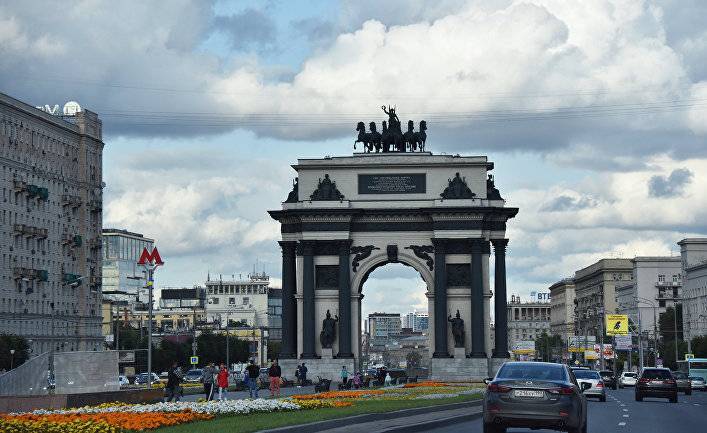 Феникс (Китай): Триумфальные ворота в России