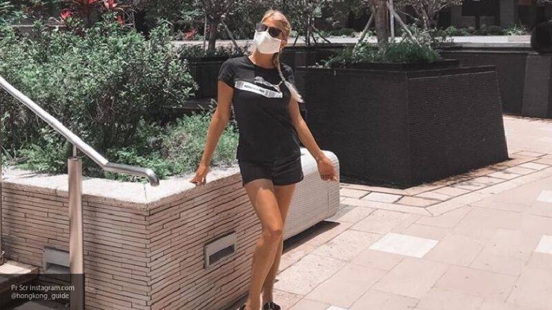 Гид из Гонконга показала на видео защитные маски с медью, которые им раздает правительство