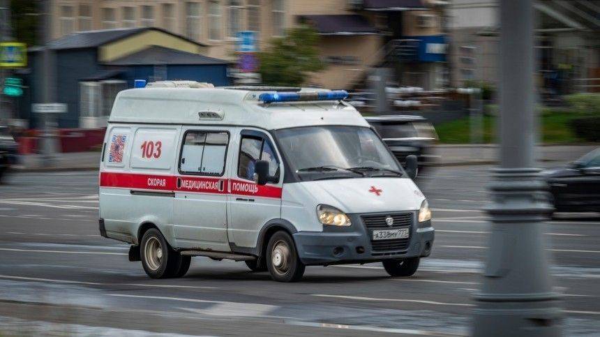 Иномарка притормозила перед «зеброй», а затем сбила пешехода — видео странного ДТП в Петербурге