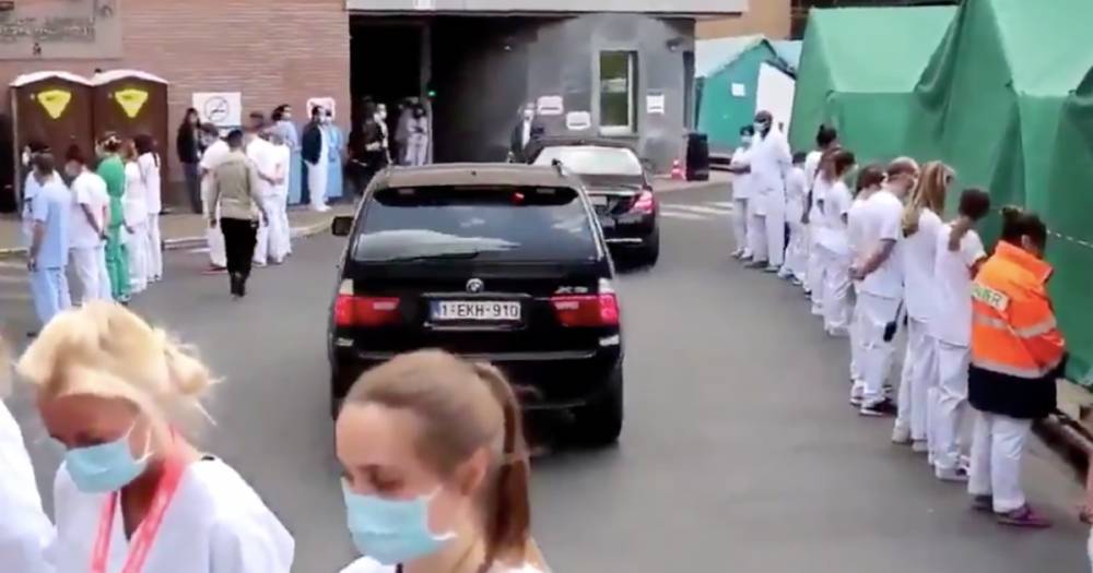 Бельгийские медики сделали "коридор позора" для приехавшего премьера