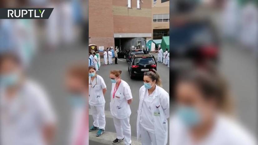 «Коридор позора»: в Бельгии недовольные властью врачи повернулись спинами к кортежу премьер-министра