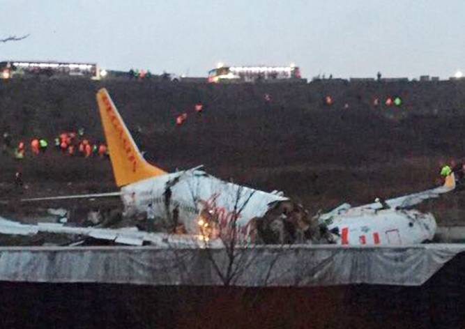 Самолет потерпел крушение при посадке в Стамбуле
