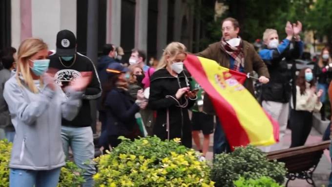 Испанцы вышли протестовать с кастрюлями за снятие карантина