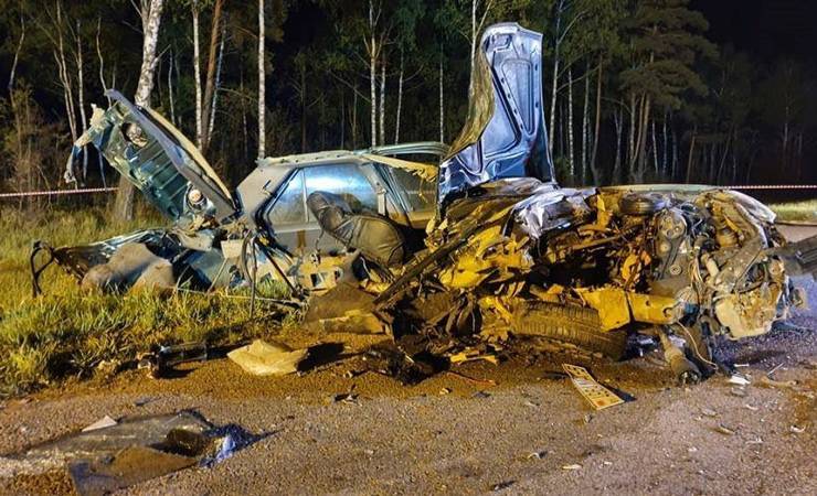 В Минской области Renault разорвало на части, погибли шесть человек — фото, видео