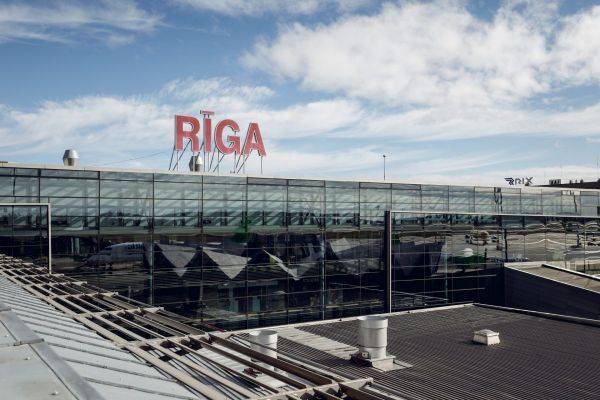 Латвийский аэропорт «Рига» возобновляет работу и ужесточает правила