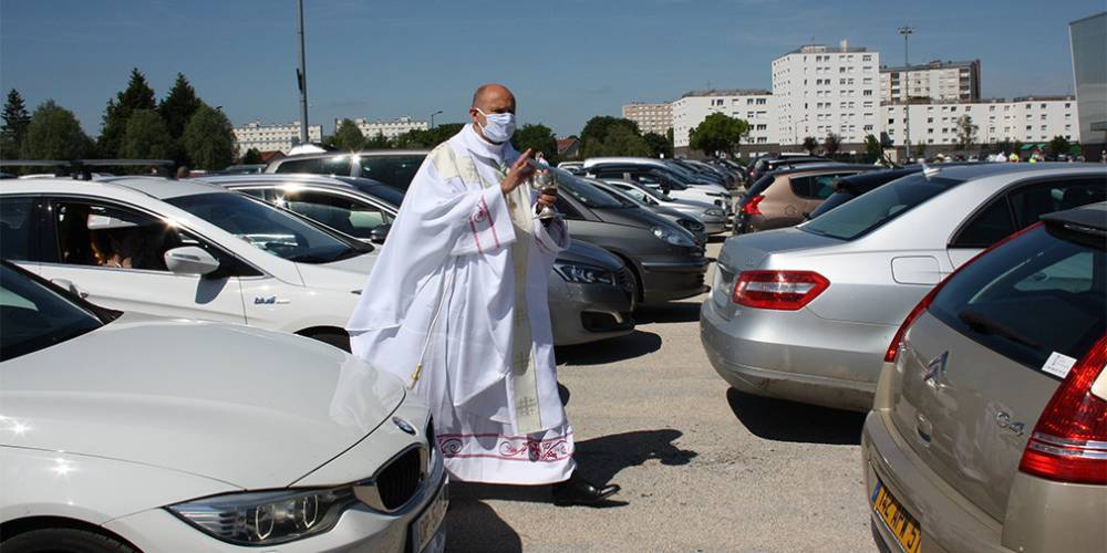 Видео: во Франции церковную службу провели в автомобилях