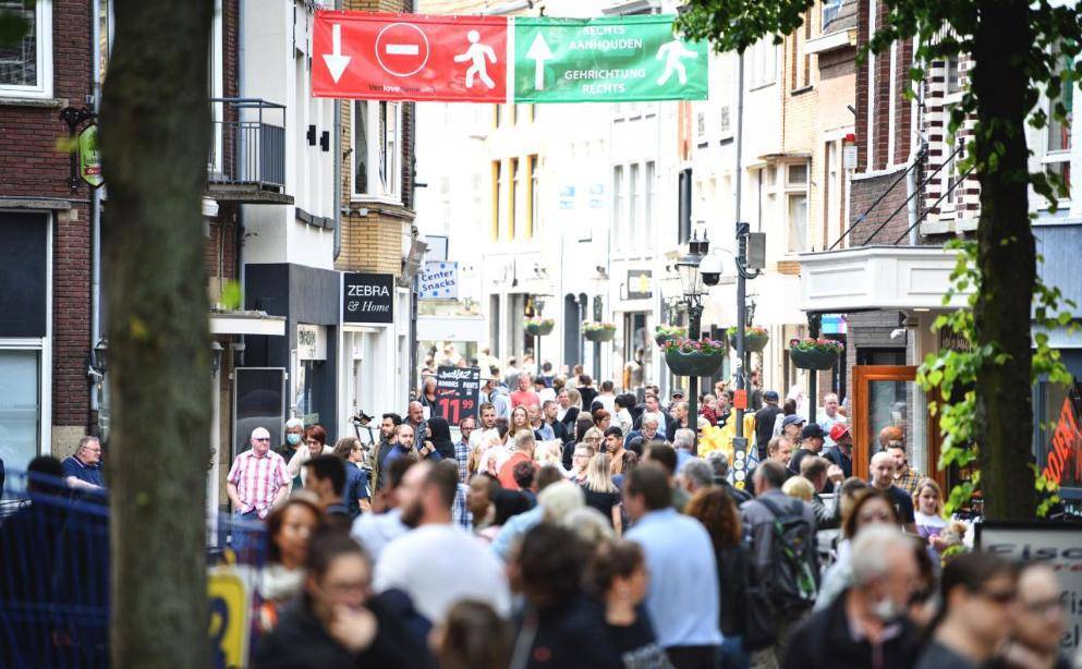 Никаких правил: немцы штурмуют голландские магазины