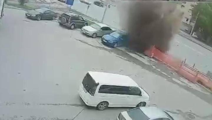 Грязевой гейзер повредил несколько машин в центре Новосибирска