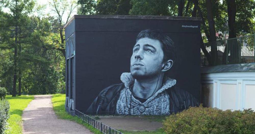 Фото: вандалы снова испортили граффити с Бодровым в Петербурге