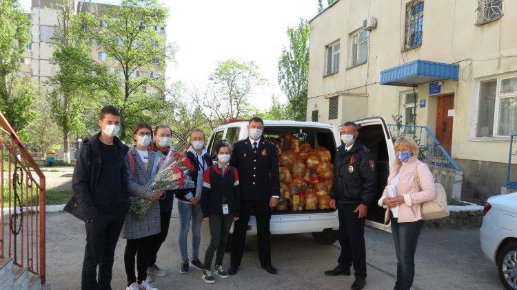 В Крыму полиция и волонтеры помогли семьям на самоизоляции