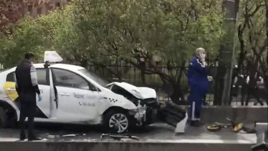 В центре Петербурга таксист сбил мать с двумя детьми