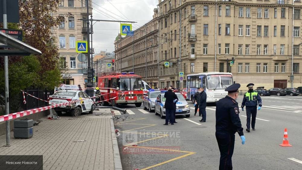 Мать погибла на глазах у детей под колесами такси в Петербурге