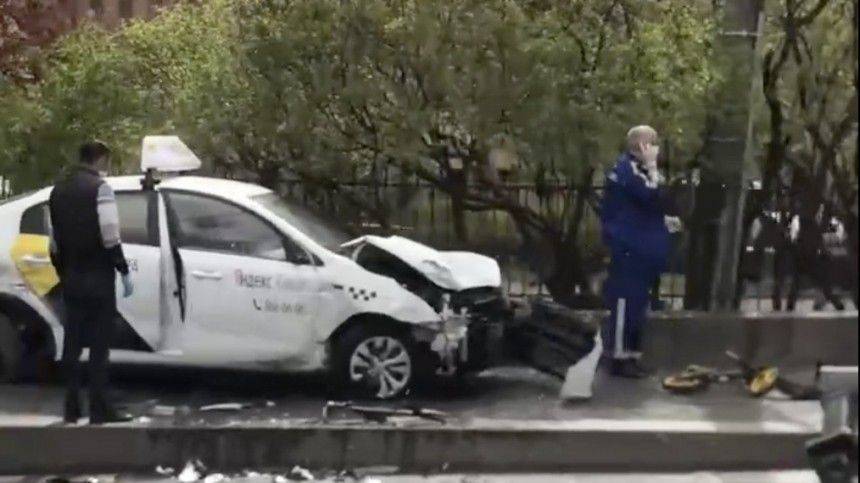 Видео с места жуткого ДТП в Петербурге, где такси насмерть сбило женщину