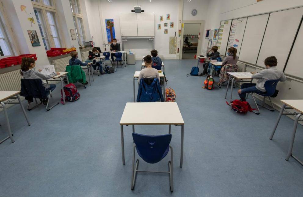 Родители в бешенстве: немецкие школьники возвращаются в классы всего на 5 часов в неделю