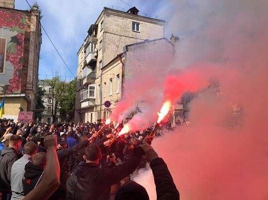 Нацисты ликуют в центре Киева: Зеленский «слил» ещё одно громкое...
