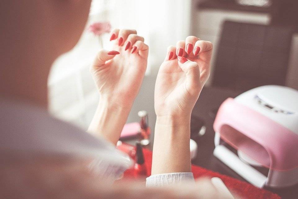 Диетолог объяснила, о чем свидетельствуют белые полоски на ногтях