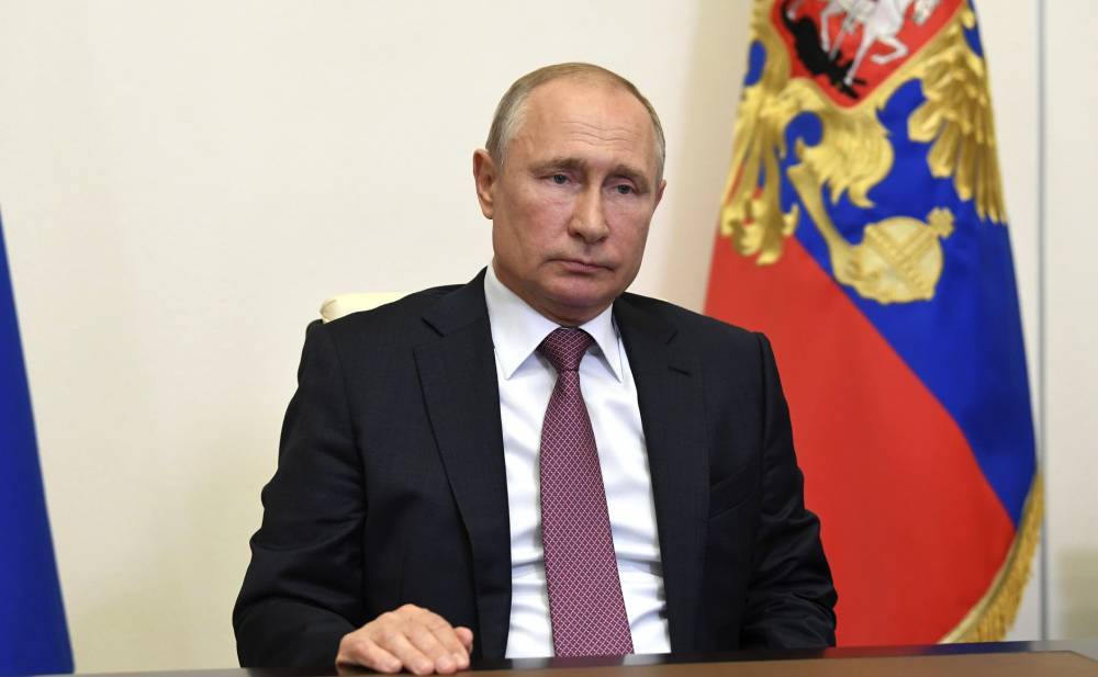 Путин проведет совещание о выплатах врачам 19 мая