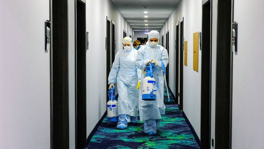 Новосибирский минздрав объяснил, почему врачи носят пакеты вместо бахил