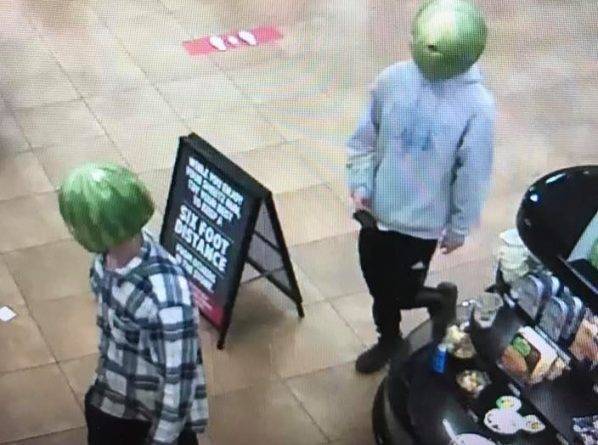 В Виргинии воры с арбузами на голове ограбили магазин