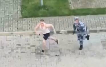 Видео погони росгвардейцев за бегуном в Сочи стало хитом