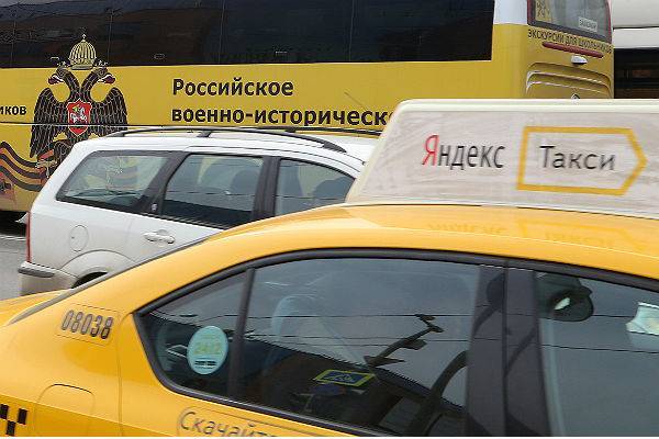 В Петербурге такси насмерть сбило на тротуаре мать троих детей