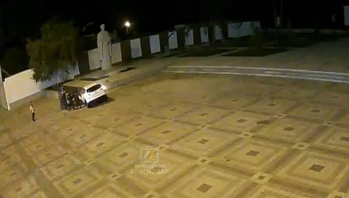 Нарушитель карантина, убегавший от полиции, протаранил мемориал у Вечного огня. Видео