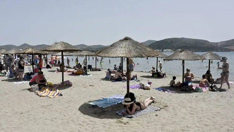Дроны, цепи, штрафы: Греция открыла пляжный сезон по новым правилам