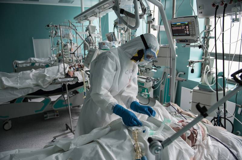 Более 120 тысяч работающих с больными COVID-19 медиков получили допвыплаты