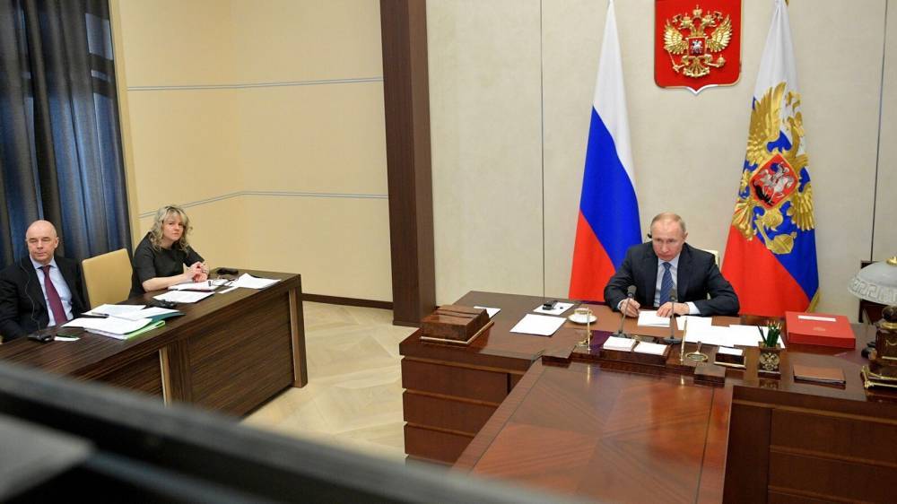 Путин проведет 19 мая совещание о выплатах медикам