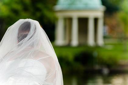 Невеста попросила подругу изменить внешность ради свадьбы и была обругана
