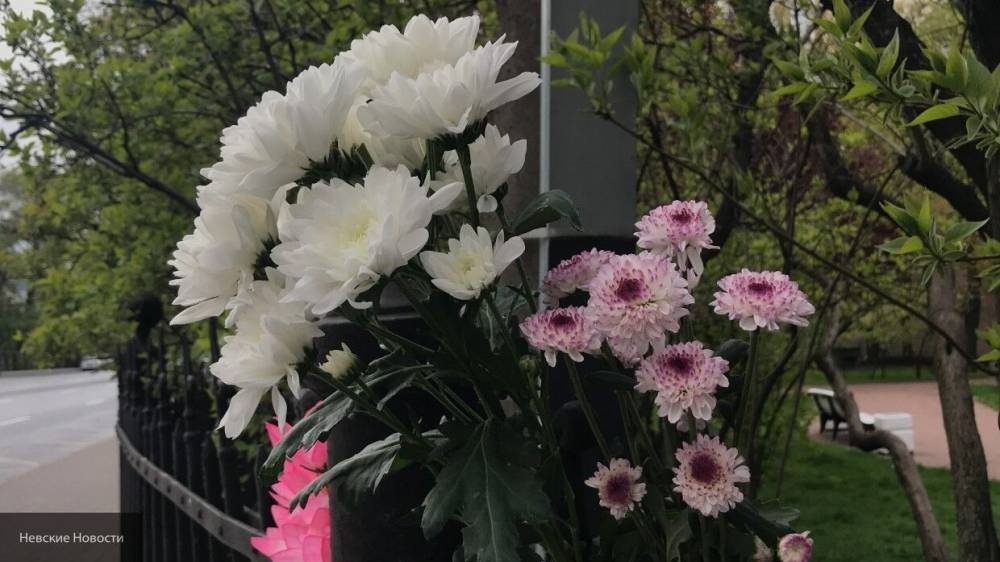 Петербуржцы организовали стихийный мемориал на месте ДТП, унесшем жизнь матери двоих детей