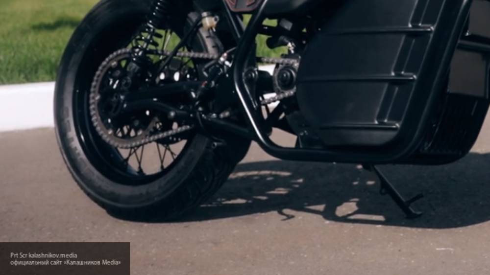 Камера на шлеме мотоциклистки засняла момент аварии в Сочи