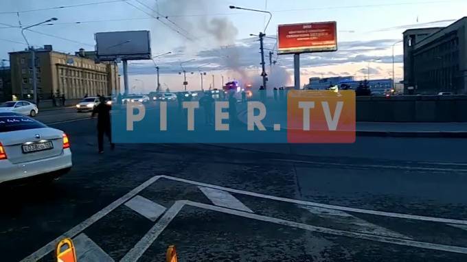 На мосту Александра Невского горит автобус