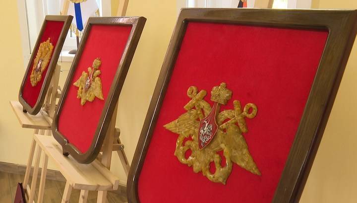 Дом офицеров Балтфлота получил в подарок геральдические символы из янтаря