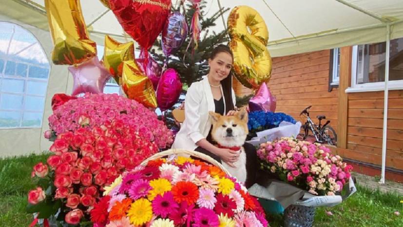 Поздравление от Путина, Масару в окружении цветов и танцы с сестрой: как Загитова отметила 18-летие