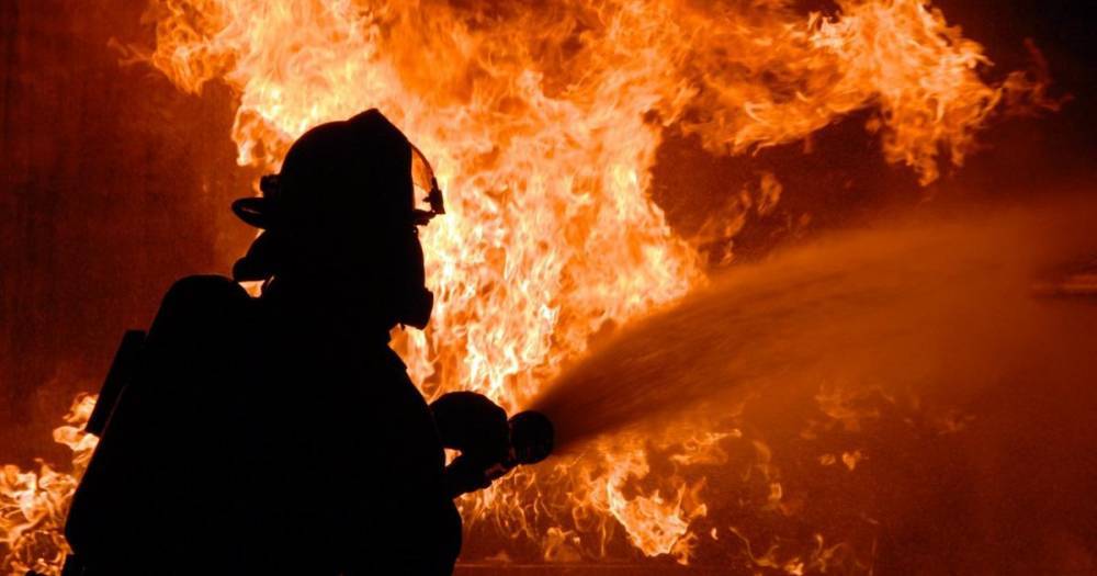 Крупный пожар тушат на деревообрабатывающем предприятии в Приангарье