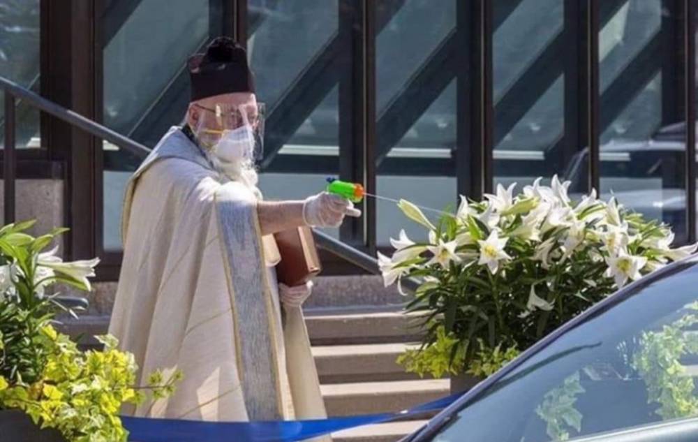 Священник из Детройта окропил прихожан святой водой из водяного пистолета