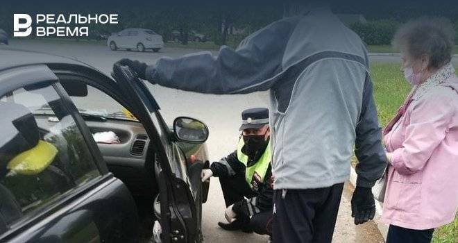 В Татарстане полицейские заменили колесо водителю с ограниченными возможностями