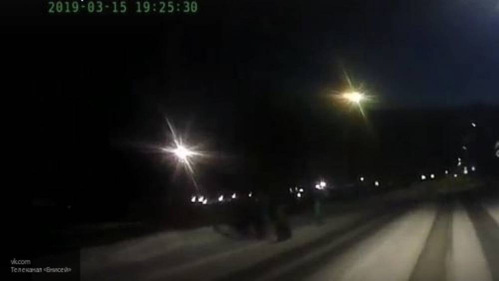 Жители Красноярского края сняли на видео падение метеорита