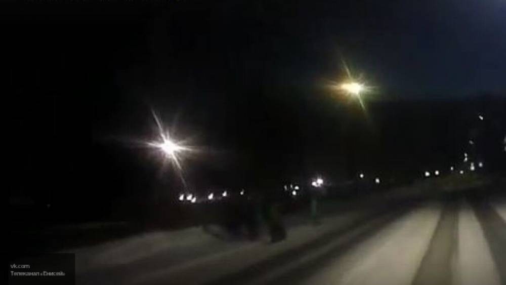 Яркую вспышку в ночном небе зафиксировали камеры видеонаблюдения в Канске