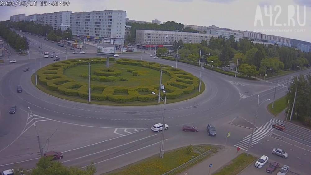 Момент ДТП на бульварном кольце в Кемерове попал на видео
