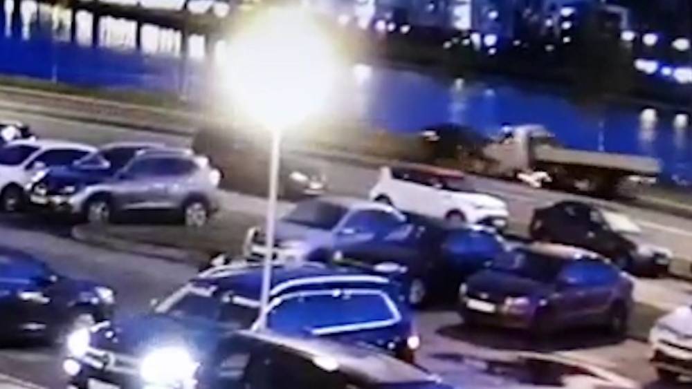 ВИДЕО: Момент столкновения Mercedes с «Газелью» в Петербурге.