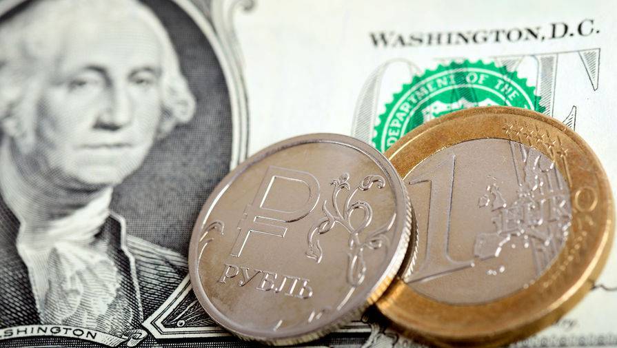 Рубль растет к доллару и евро в начале торгов