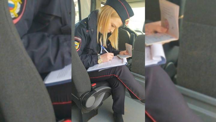 В Казани полицейский без маски и перчаток задержала мужчину за отсутствие маски и перчаток