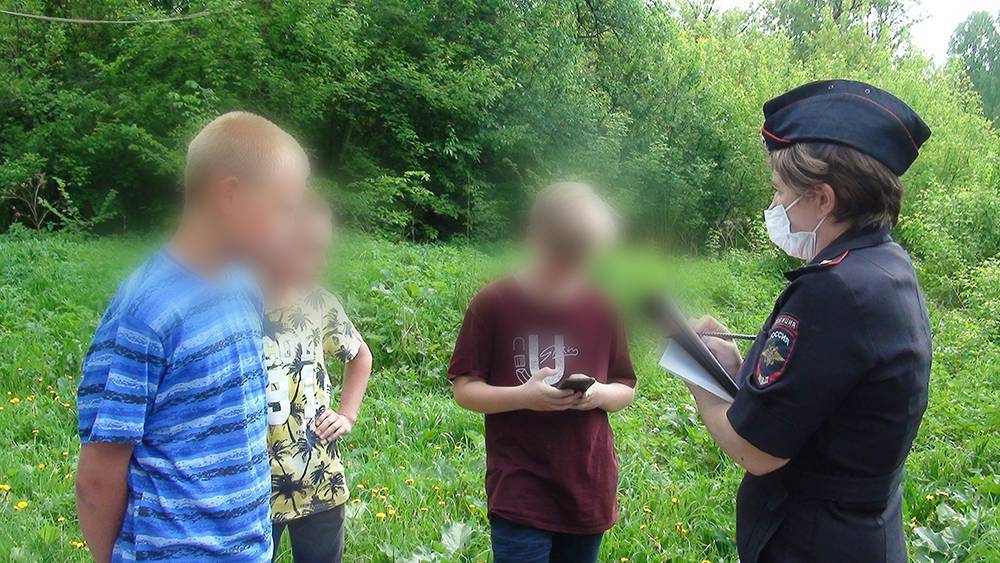 В Кузбассе полицейские обнаружили трёх школьников, отдыхавших у воды без родителей